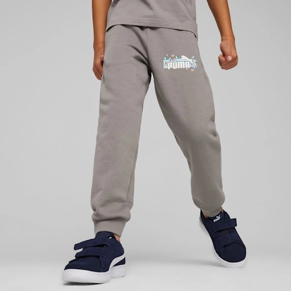 Teasbhaíonn ESS+ SUMMER CAMP Sweatpants do pháistí beaga le PUMA, álainn agus foirfe don samhradh, faigh iad anois!